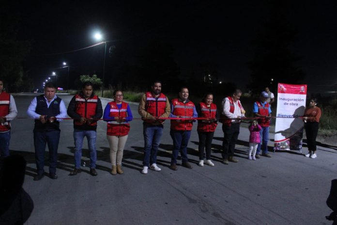 Entrega Bladimir González red eléctrica pública en Tarímbaro