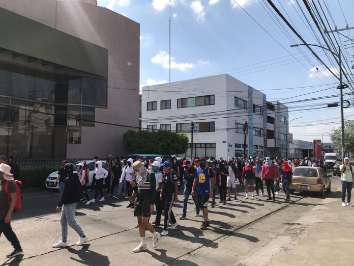 Estudiantes normalistas exigen la reanudación de clases con secuestro de vehículos