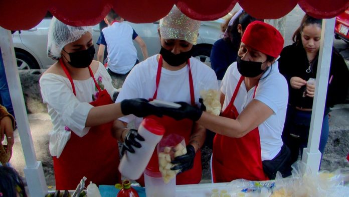 Con más de 50 años en la venta de cañas, la familia de Veronica disfruta las fiestas guadalupanas como la primera vez