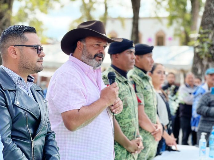 Julio Arreola premia a los ganadores del Primer Abierto para Bandas de Guerra “Benigno Serrato García