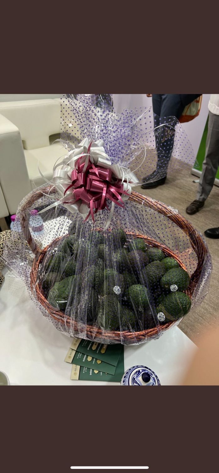 Marcelo Ebrard atestigua la llegada de aguacate proveniente de Tacámbaro, Michoacán a Qatar