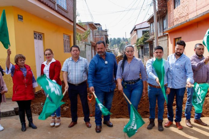 Arranca Julio Arreola trabajos para rehabilitar agua entubada y drenaje sanitario en calle Jiquilpan