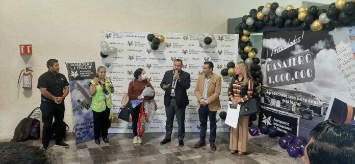Reciben en el aeropuerto de Morelia su pasajera número un millón