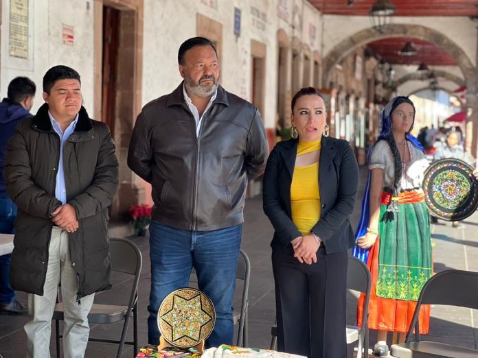 Inaugura Julio Arreola, Concurso de Laca Perfilada 23 ½ kilates