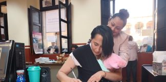 Matrimonio homoparental registra legalmente a su bebé en Morelia