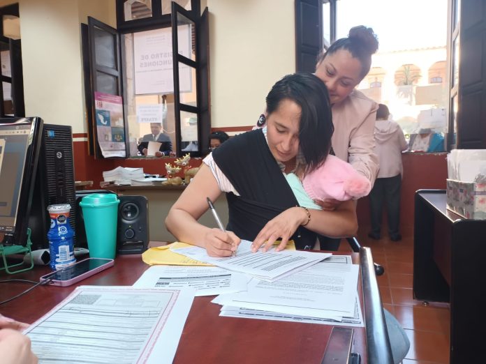 Matrimonio homoparental registra legalmente a su bebé en Morelia