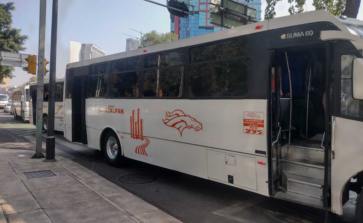 Decenas de autobuses llegan a la marcha a favor del INE