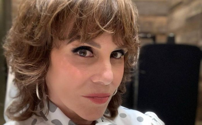 La actriz Rebecca Jones se encuentra hospitalizada