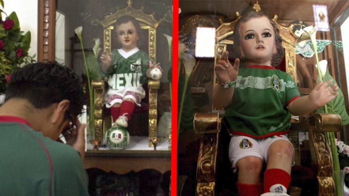 Aficionados mexicanos se encomiendan al Tri al Niño de los Milagros