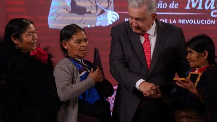 AMLO entrega Premio Nacional de Artes y Literatura