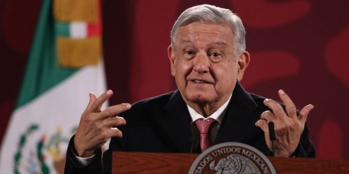 AMLO responde a la mujer que lo increpó en un vuelo