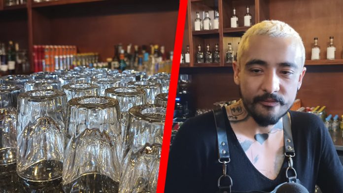 Con todo y lesión en la espalda, Jafit pasa horas parado en la barra preparando bebidas