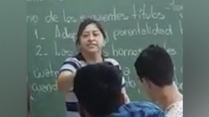 Mujer entra a salón de clases y golpea a alumno