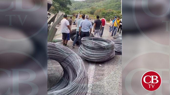 Vuelca tráiler cargado de acero en la siglo XXI