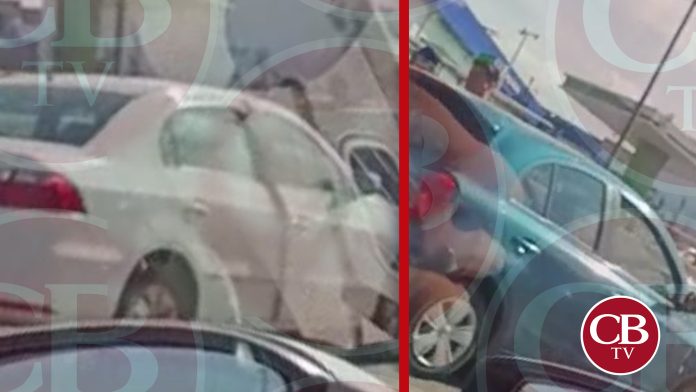 Por voltear a ver un choque, le pega al auto que iba adelante