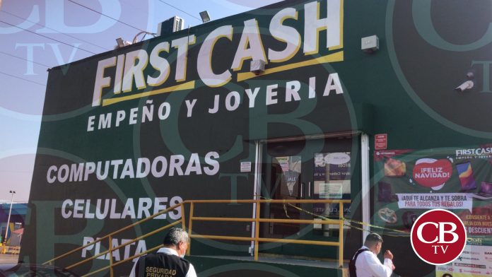 A balazos destruyen puerta de casa de empeño para escapar
