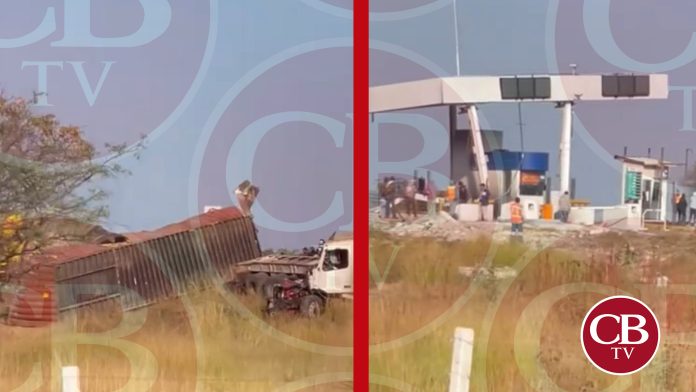 Tráiler se lleva caseta en la Cuitzeo-Pátzcuaro