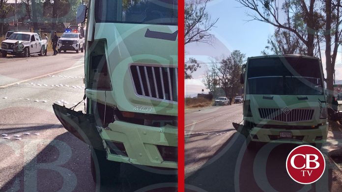 Camioneta choca con urbano en la salida a Mil Cumbres