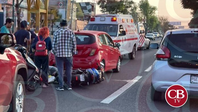 Choca un auto, destruye su moto y queda herido
