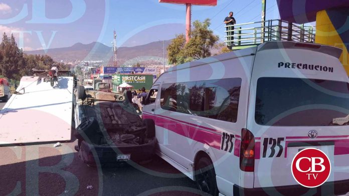 Vive de milagro al volcar su auto en el libramiento de Morelia