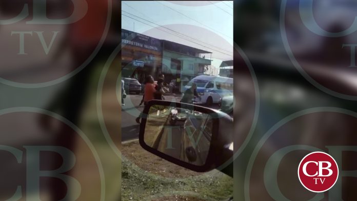 Comerciantes se agarran a golpes en el centro de LC