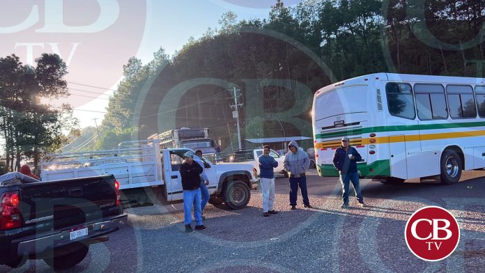 Comuneros y normalistas bloquean la carretera Uruapan-Paracho