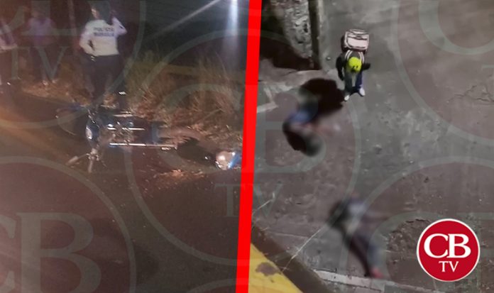 Caen dos motociclistas caen al vacío de un puente a unos pasos de Casa de Gobierno
