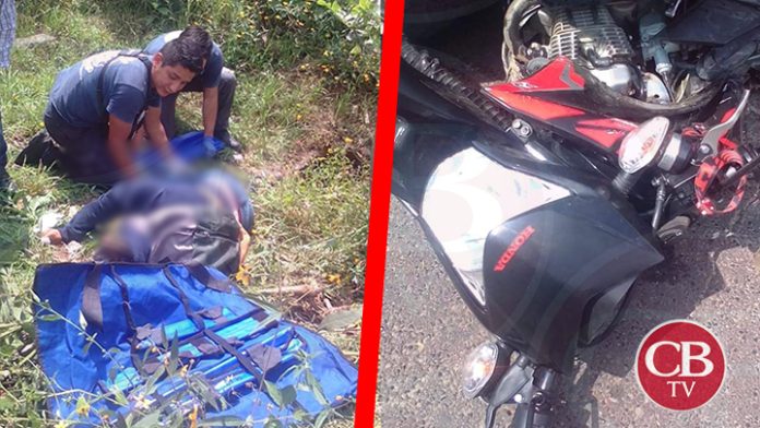 Choca en su moto y se le sale un hueso de la pierna