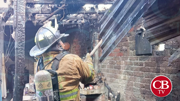 Dejó una veladora encendida y se quema su casa