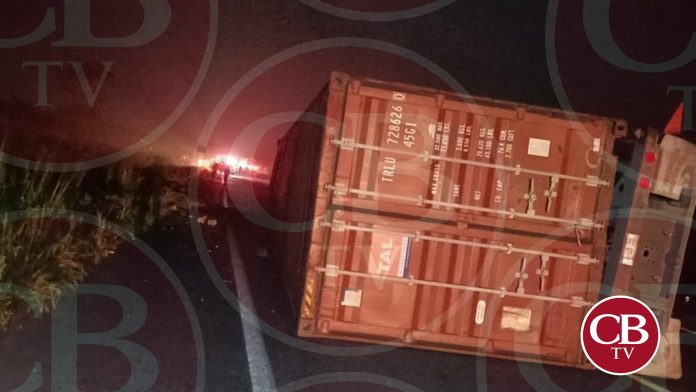 Tráiler vuelca en la Siglo XXI; hay dos heridos