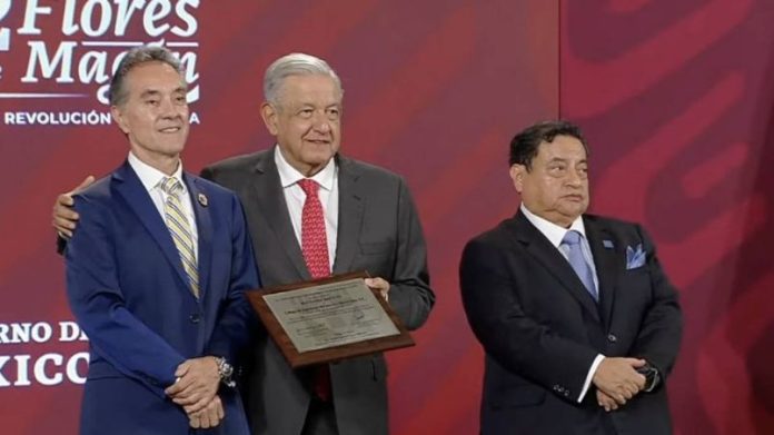AMLO reconoce a ingenieros con una ceremonia en Palacio Nacional