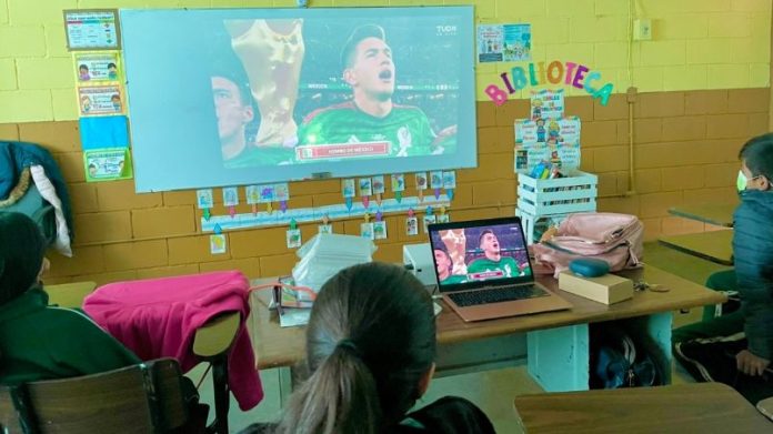 FOTO: Maestra sorprende a sus alumnos con transmisión del partido México vs Polonia