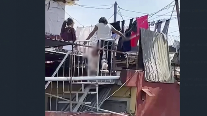 Mujer golpea con un palo a niña de 2 años por perder dinero en Uruapan