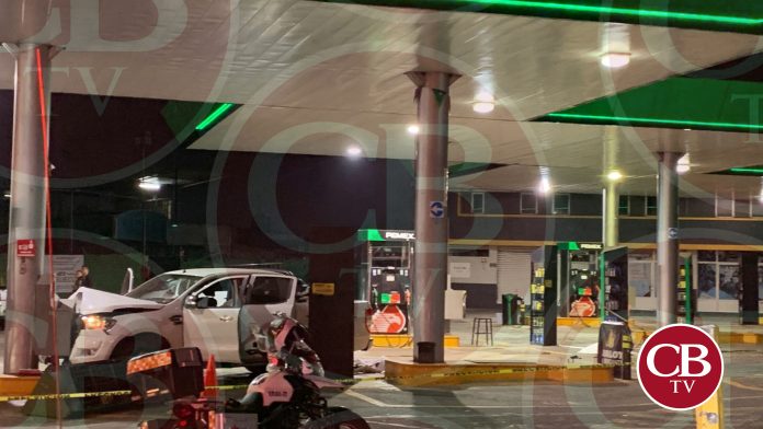 Lo balean y choca con gasolinera en Uruapan