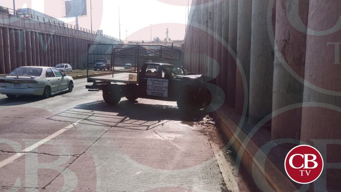 Camioneta choca con el túnel de salida a Charo