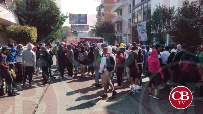Normalistas secuestran camiones en Morelia