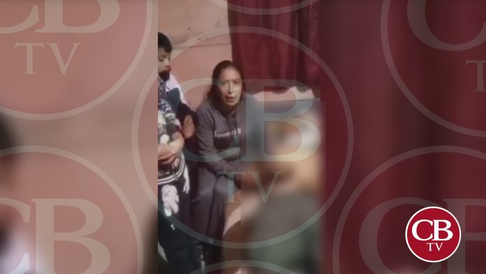 VIDEO: !Me mataron a mi esposo! Mujer culpa a policías de asesinar a su esposo por la espalda