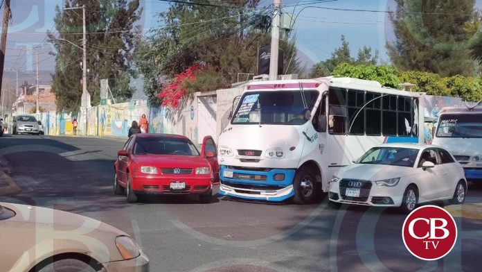 Urbano le pega a un Jetta en al Pedregal