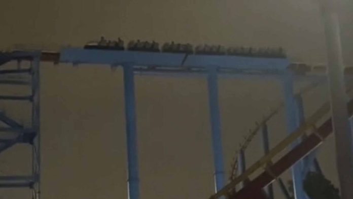 ¡Juego de terror! Se quedan atorados en juego mecánico de Six Flags México
