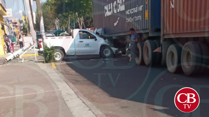 Tráiler desbarata camioneta de CFE en Morelia Tráiler desbarata camioneta de CFE en Morelia