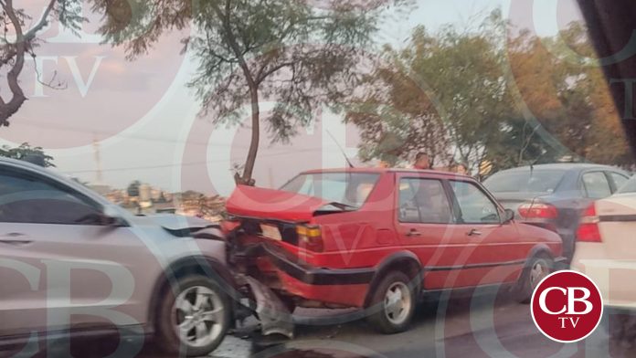Se embarran tres autos en el libramiento de Morelia