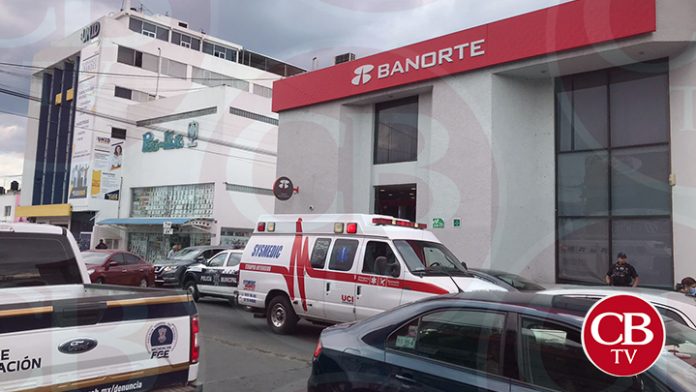 Atracan Banorte en Morelia y se roban taxi para escapar