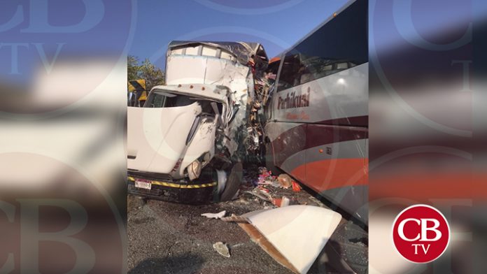 Mortal choque de tráiler y autobús en Huetamo