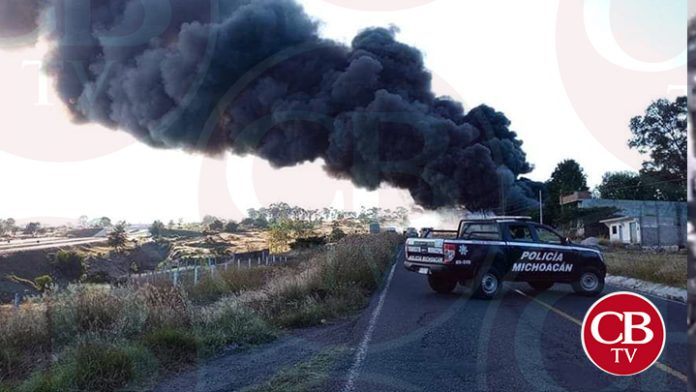 Se quema deshuesadero de autos en Maravatío
