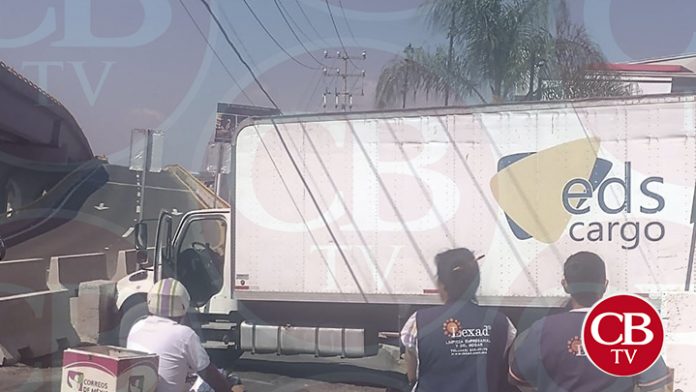 Camión sin frenos se estampa en el distribuidor de Mil Cumbres