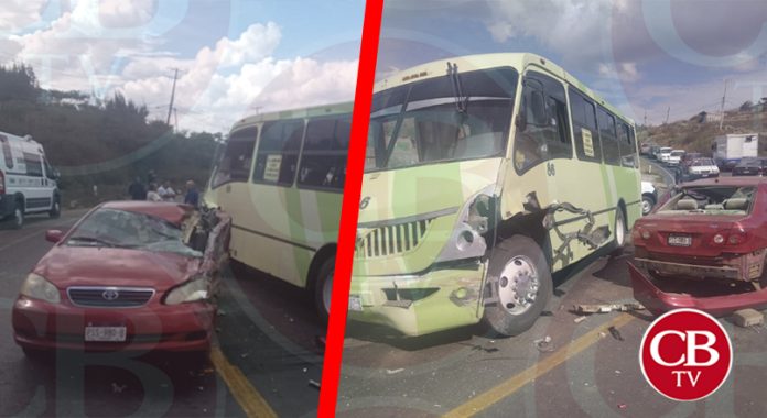 Dos heridos deja choque de microbús y auto en salida Mil Cumbres