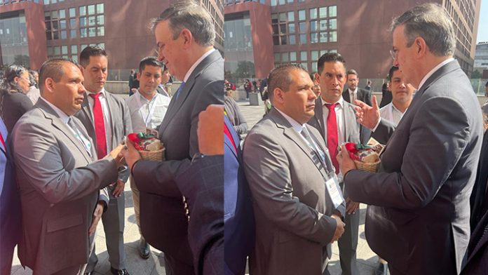 Muestra Bladimir González proyecto de parque industrial de Tarímbaro en CDMX