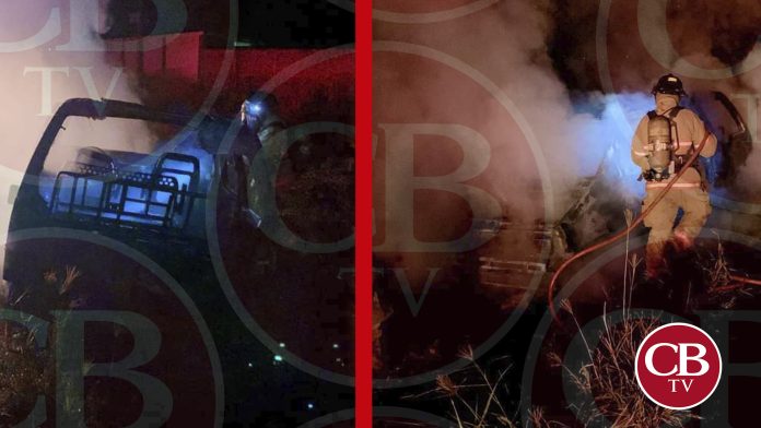 Corto circuito deja un auto incendiado en Tangancícuaro
