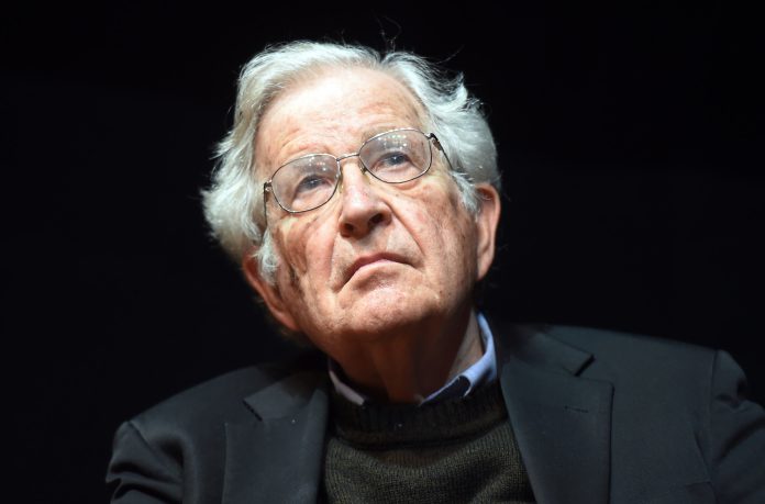Noam Chomsky: Invasión de Ucrania es un crimen de guerra