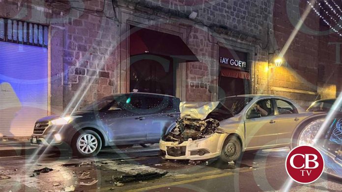 A unos metros de las Tarascas se embarran dos autos
